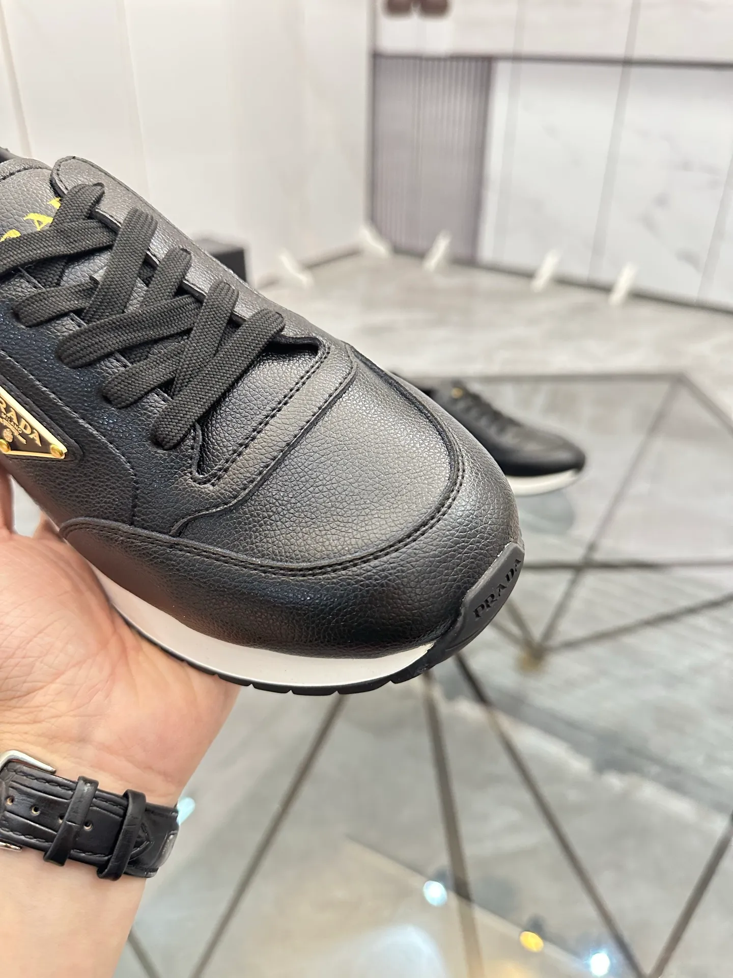 Men's shoes: 💰P420¥ Product trademark: Prada *"Prada*" low-top casual shoes Regular size: 38-44 (can be customized to 45) Product materials: imported cowhide upper, sheepskin lining, original outsole. Number: 020